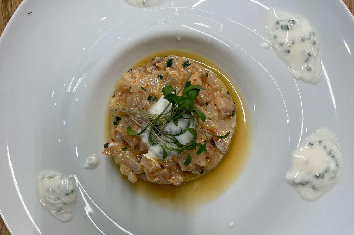 Ceviche de robalo, abacate e manga